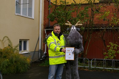 Bosse Hedin ger Lars Mortimers HÄLGE trafikdiplomet