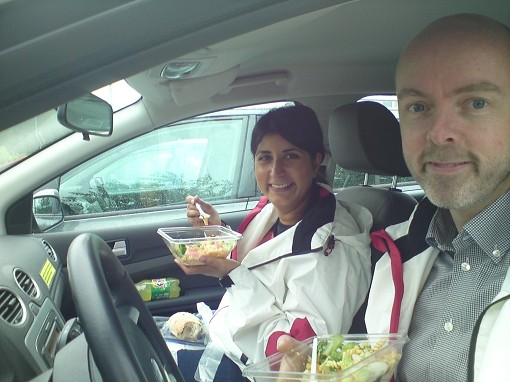 Jag och Roza G�cl� Hedin k�kar sallad i bilen