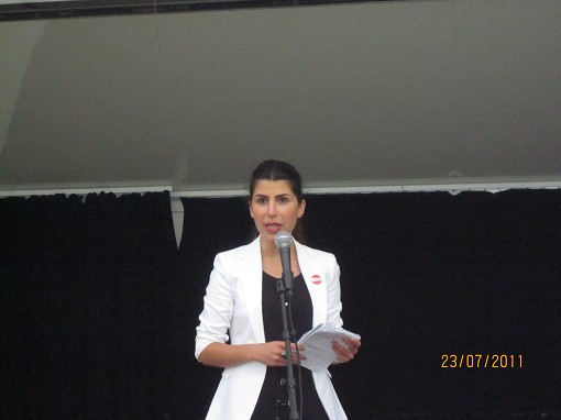 SSU Bohusl�ns distriktsordf�rande Shaniaz Hama Ali talr vid Minnestund �ver d�dade kamrater p� Ut�ja