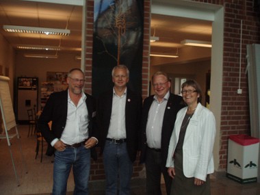 Bes�k Hagaskolan- Borl�nge. Rektor Ingemar Grufman, P�r Nuder, Peter Hultqvist och rektor Elisabeth Sj�gren.