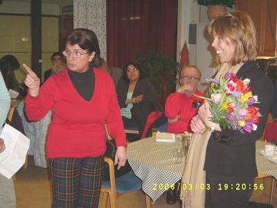 Migrationsminister Barbro Holmberg (s) i livlig diskussion med Tanja Bojovic (s)