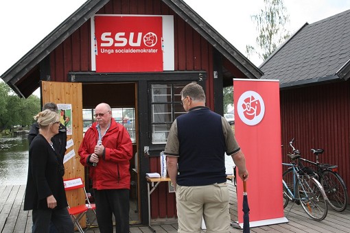 Sten Helleng samtalar med f�rbipasserande vid s-stugan