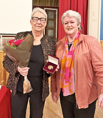 Lena Luydvigsson-Olafsen med Brantingmedaljen och Carin Runeson.